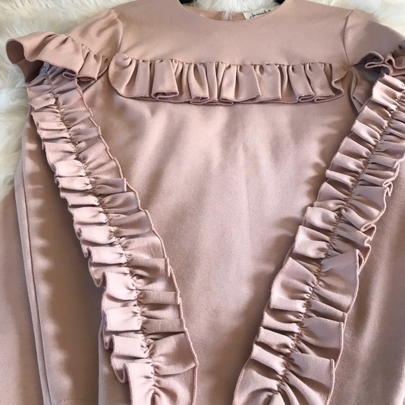 Beautiful ruffle top‼️ - Picture 2 of 7